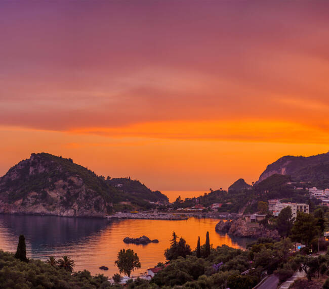 Corfù | La baia di Paleokastritza al tramonto