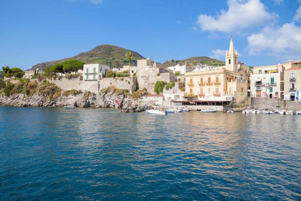 Lipari - Veduta dal mare sul borgo