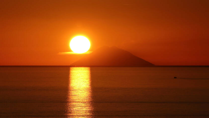 Stromboli - Tramonto mozzafiato nel mare
