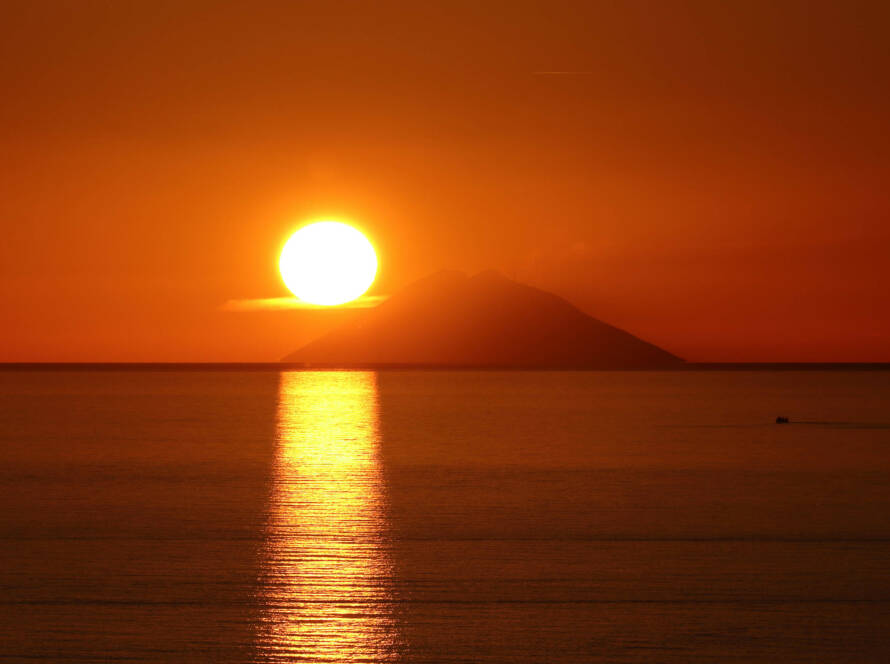 Stromboli - Tramonto mozzafiato nel mare